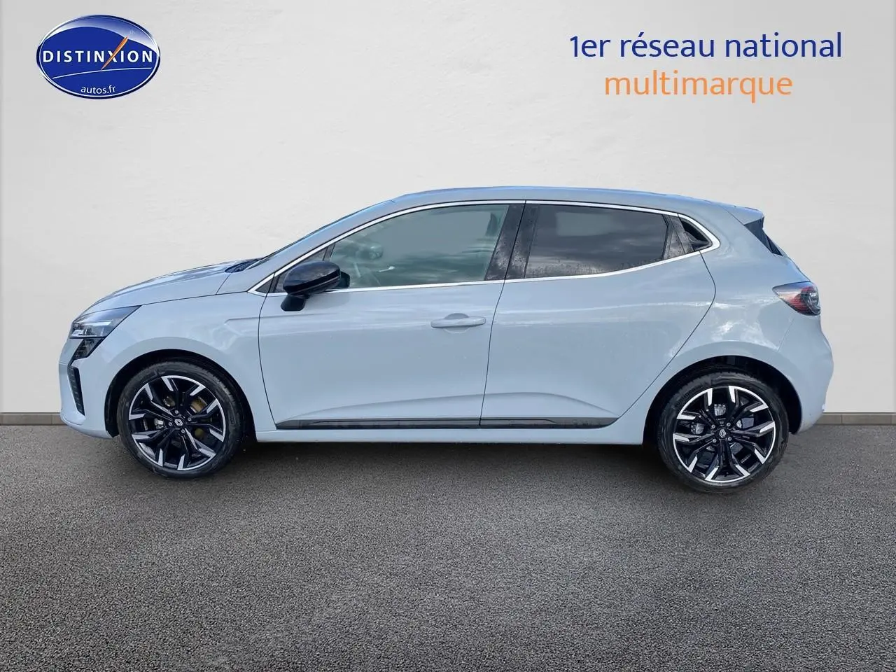 Profil droit de la Renault Clio V gris rafale 2025 avec jantes alu noires et vitres surteintées.