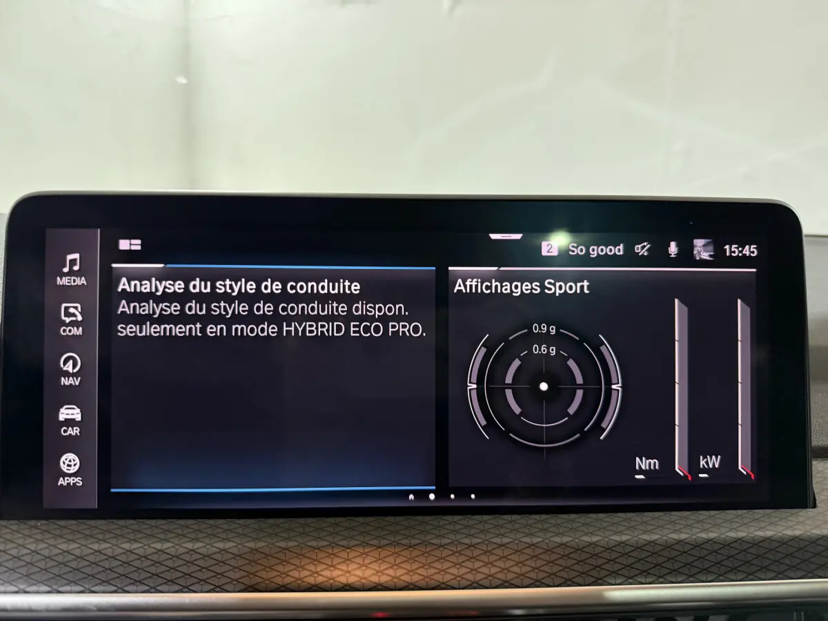 Écran tactile central du BMW X3 xDrive30e 2023 affichant l'analyse du style de conduite en mode hybride.