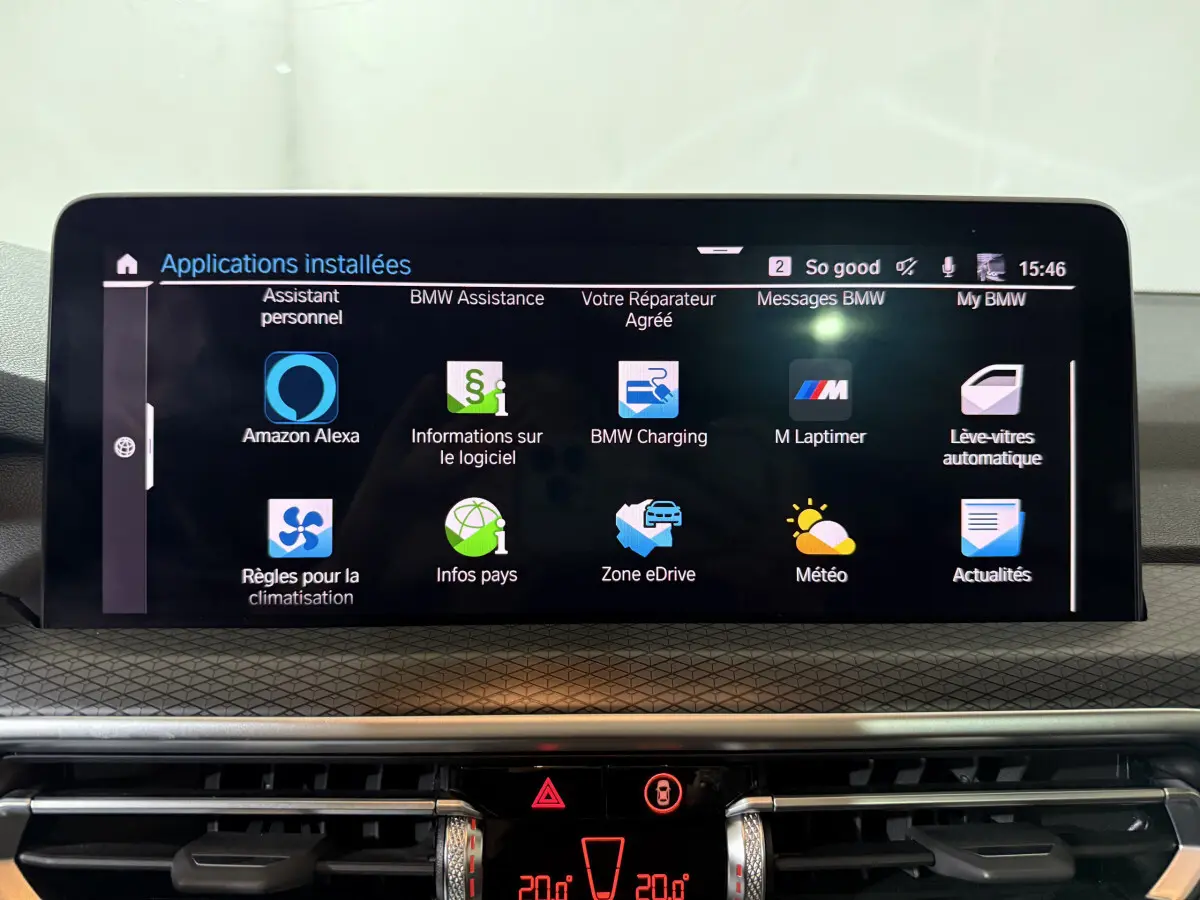 Écran tactile central de BMW X3 xDrive30e 2023 affichant les applications installées sur fond noir.