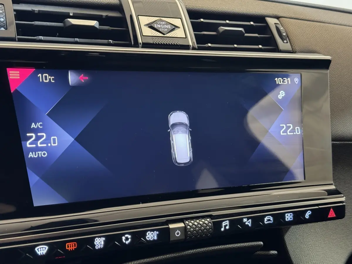 Écran tactile central du DS7 Crossback 2020 affichant la climatisation à 22°C et la vue du véhicule en gris foncé.