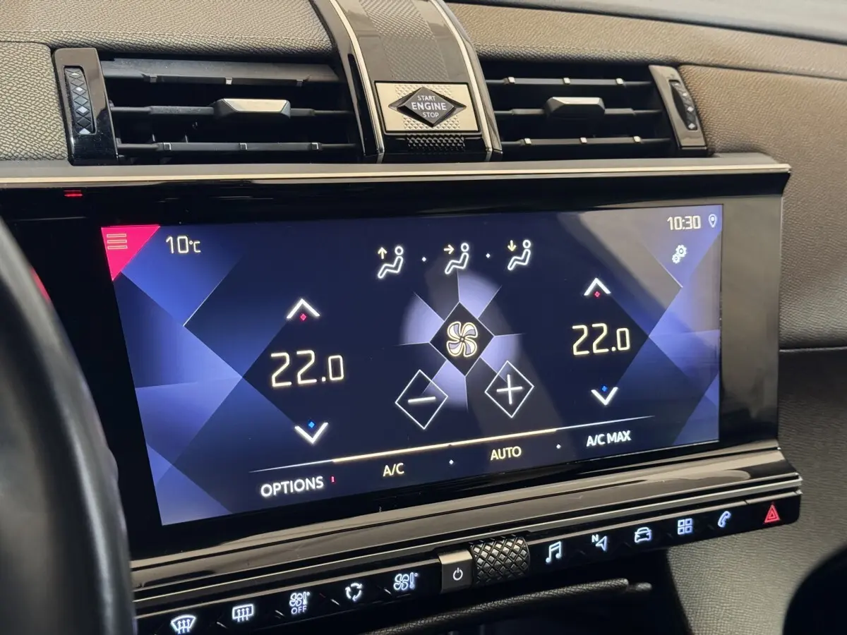 Écran tactile central du DS7 Crossback 2020 affichant la climatisation à 22°C, avec bouton Start Engine visible.