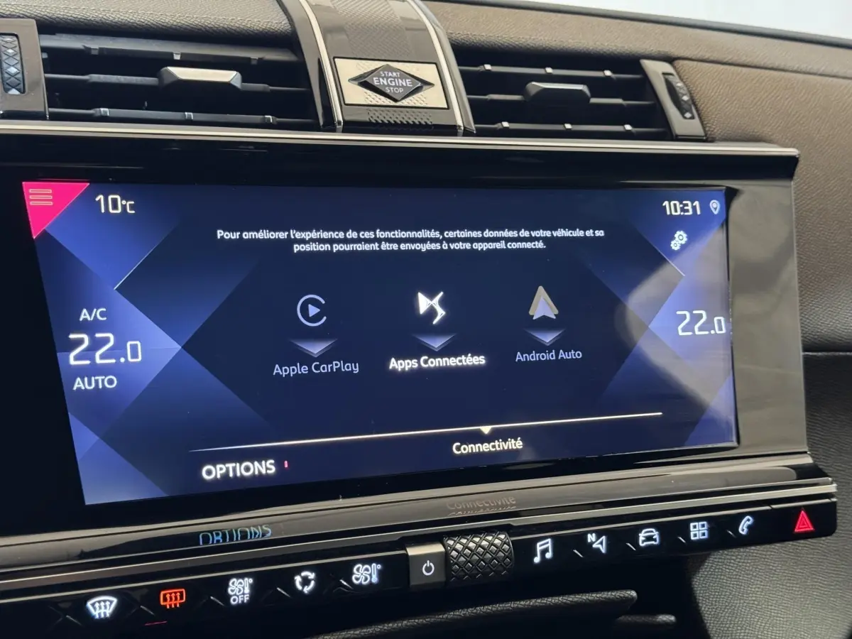 Écran tactile central du DS7 Crossback gris foncé, affichant la connectivité Apple CarPlay et Android Auto.