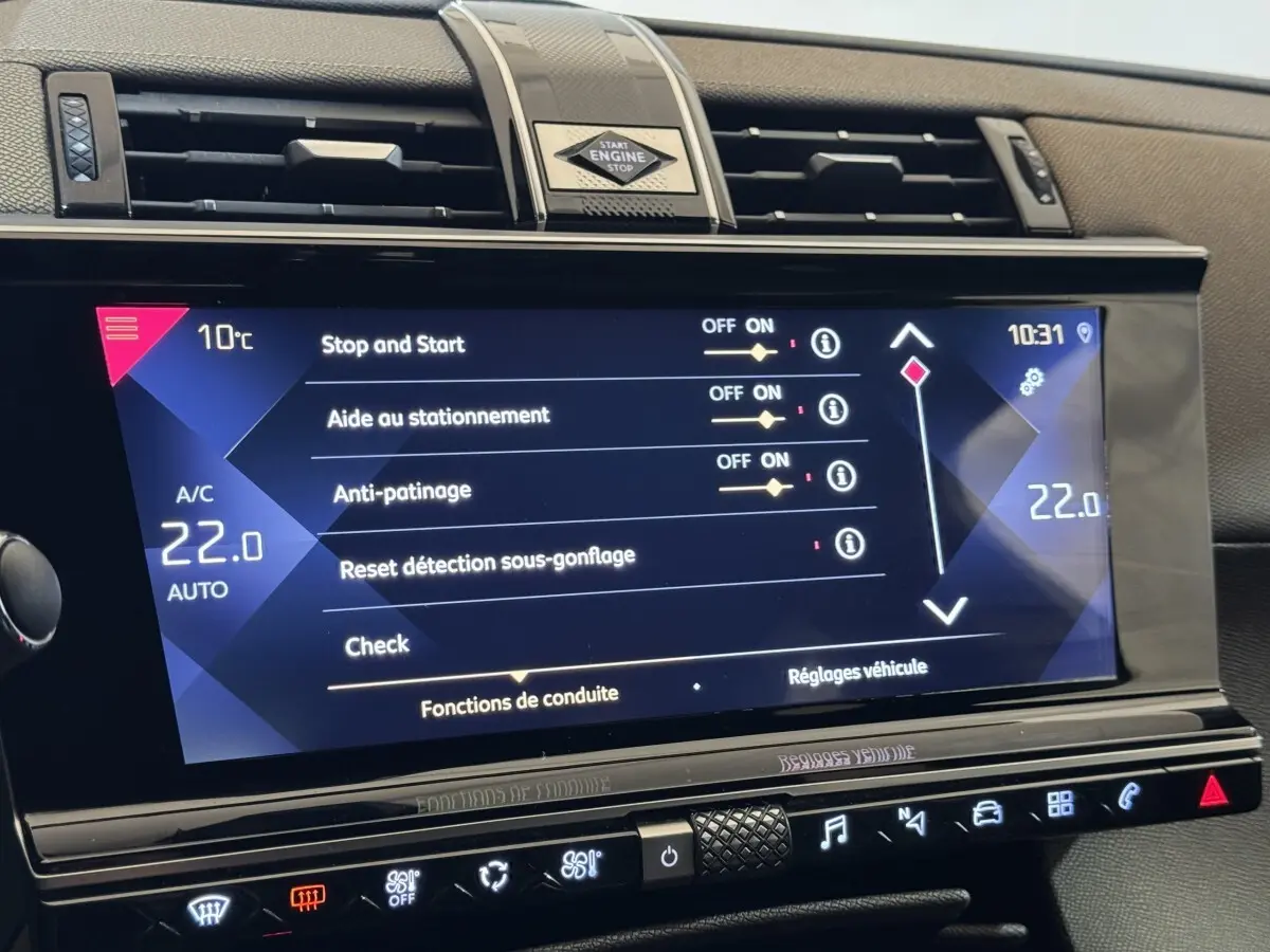 Écran tactile central du tableau de bord du DS7 Crossback 2020, affichant les réglages de conduite et climatisation.