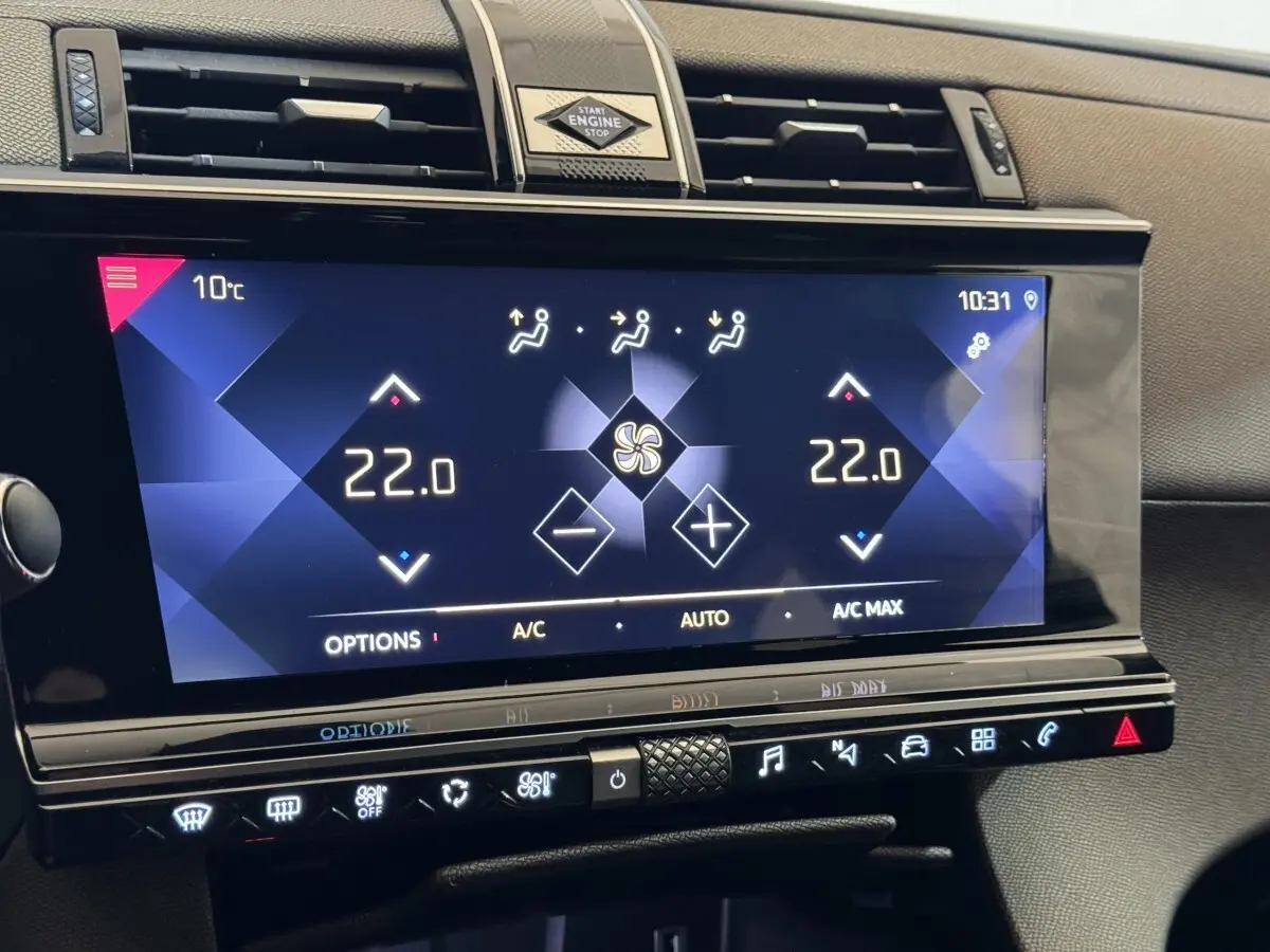 Gros plan sur l’écran tactile central du DS7 Crossback gris foncé, affichant la climatisation bi-zone à 22°C.