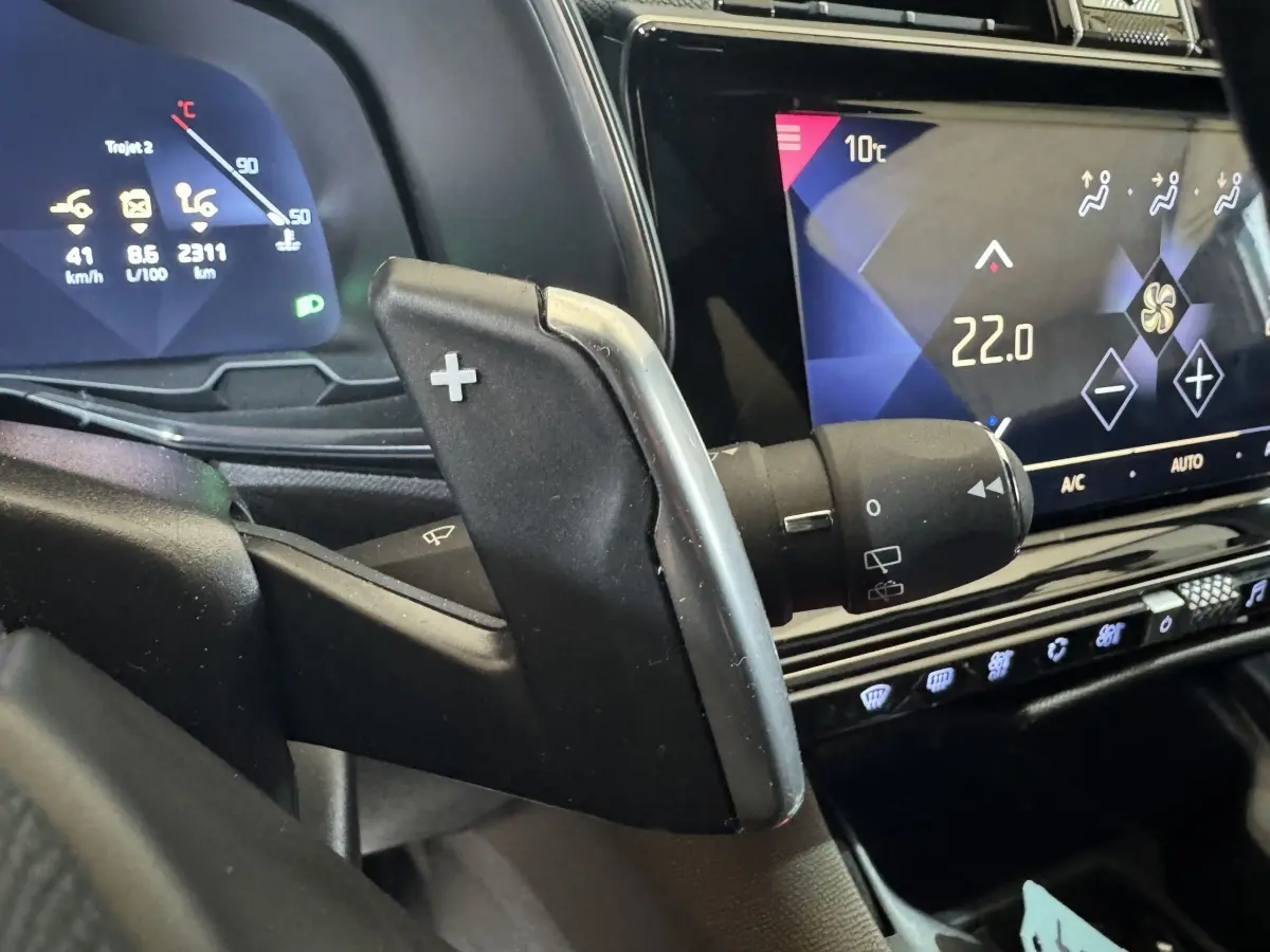 Gros plan intérieur sur la commande de boîte auto et l’écran tactile du tableau de bord du DS7 Crossback gris foncé.