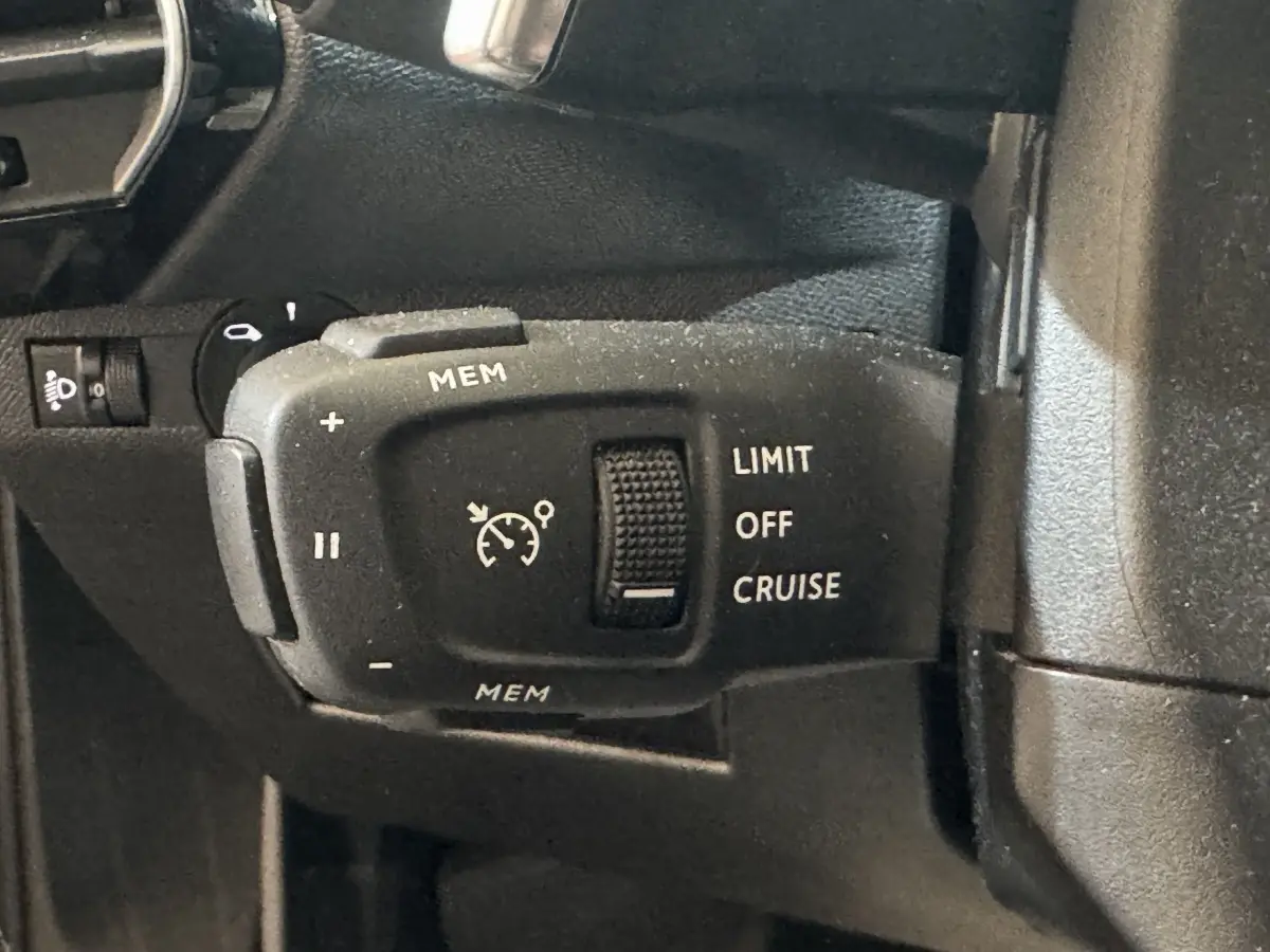 Gros plan sur la commande de régulateur de vitesse du DS7 Crossback gris foncé, avec bouton MEM et options LIMIT, OFF, CRUISE.
