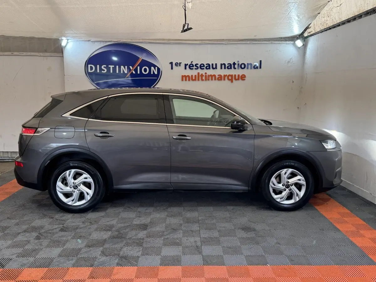 Vue profil droit du DS7 Crossback gris foncé 2020, avec jantes alliage et rétroviseurs électriques rabattables.