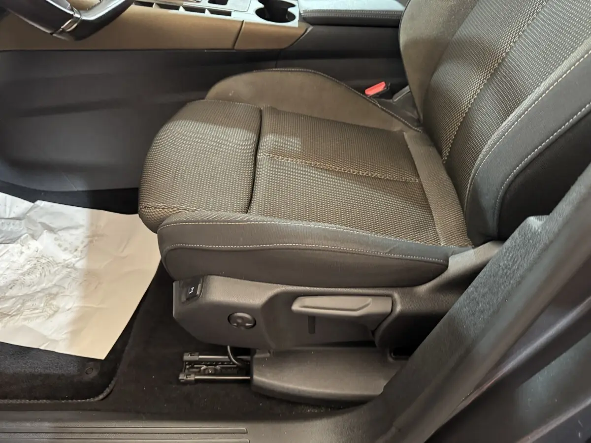 Gros plan sur le siège conducteur gris foncé du DS7 Crossback 2020, montrant les commandes de réglage manuel.