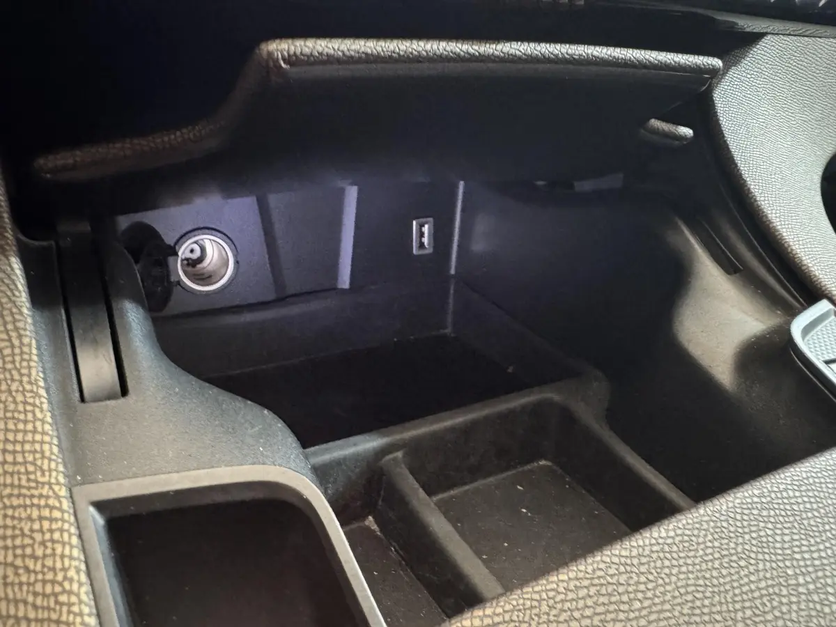 Vue rapprochée de la console centrale noire du DS7 Crossback 2020, montrant prise 12V et port USB intégrés.