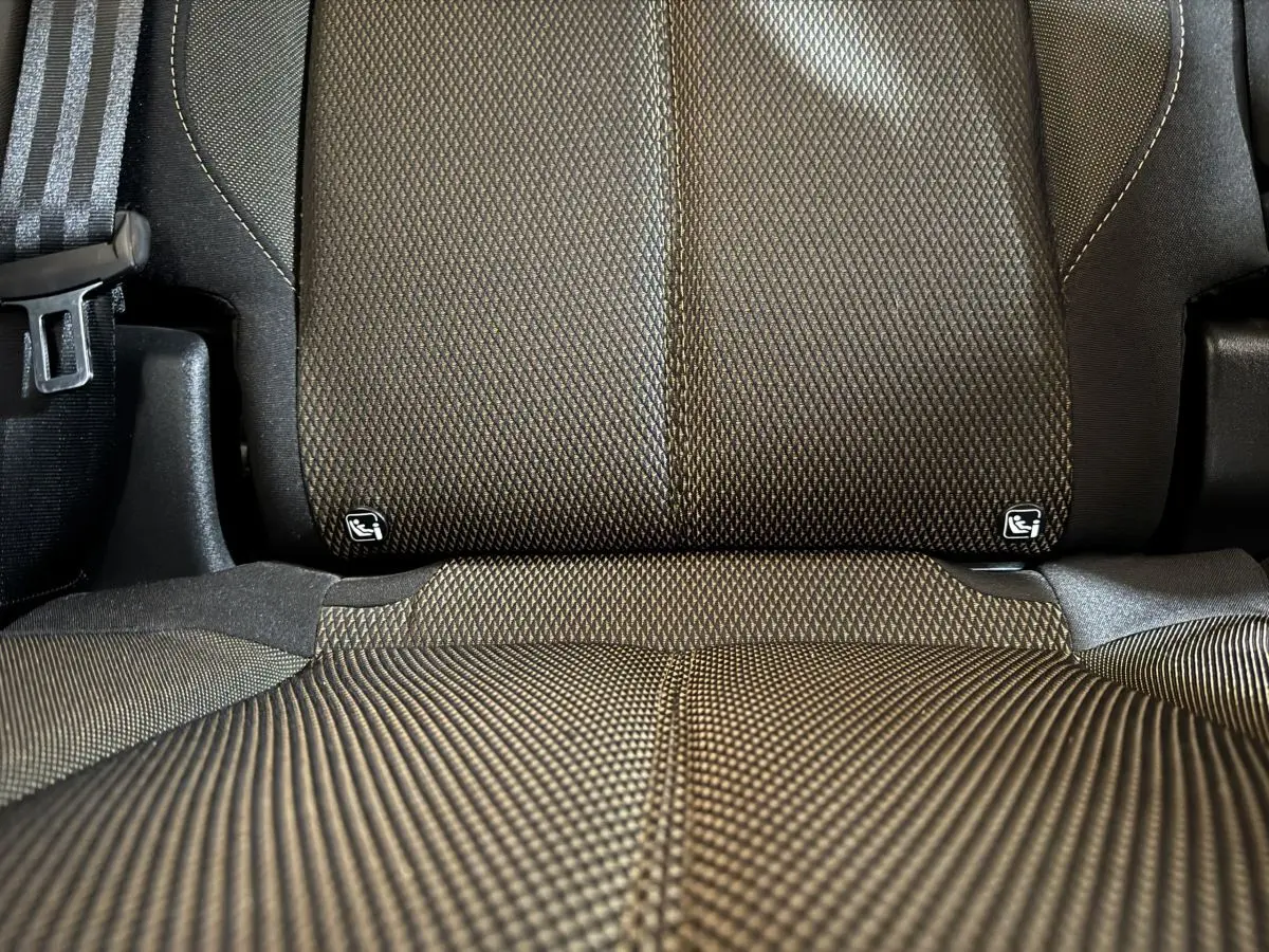 Gros plan sur la banquette arrière en tissu gris foncé du DS7 Crossback PureTech 130, montrant les fixations Isofix.