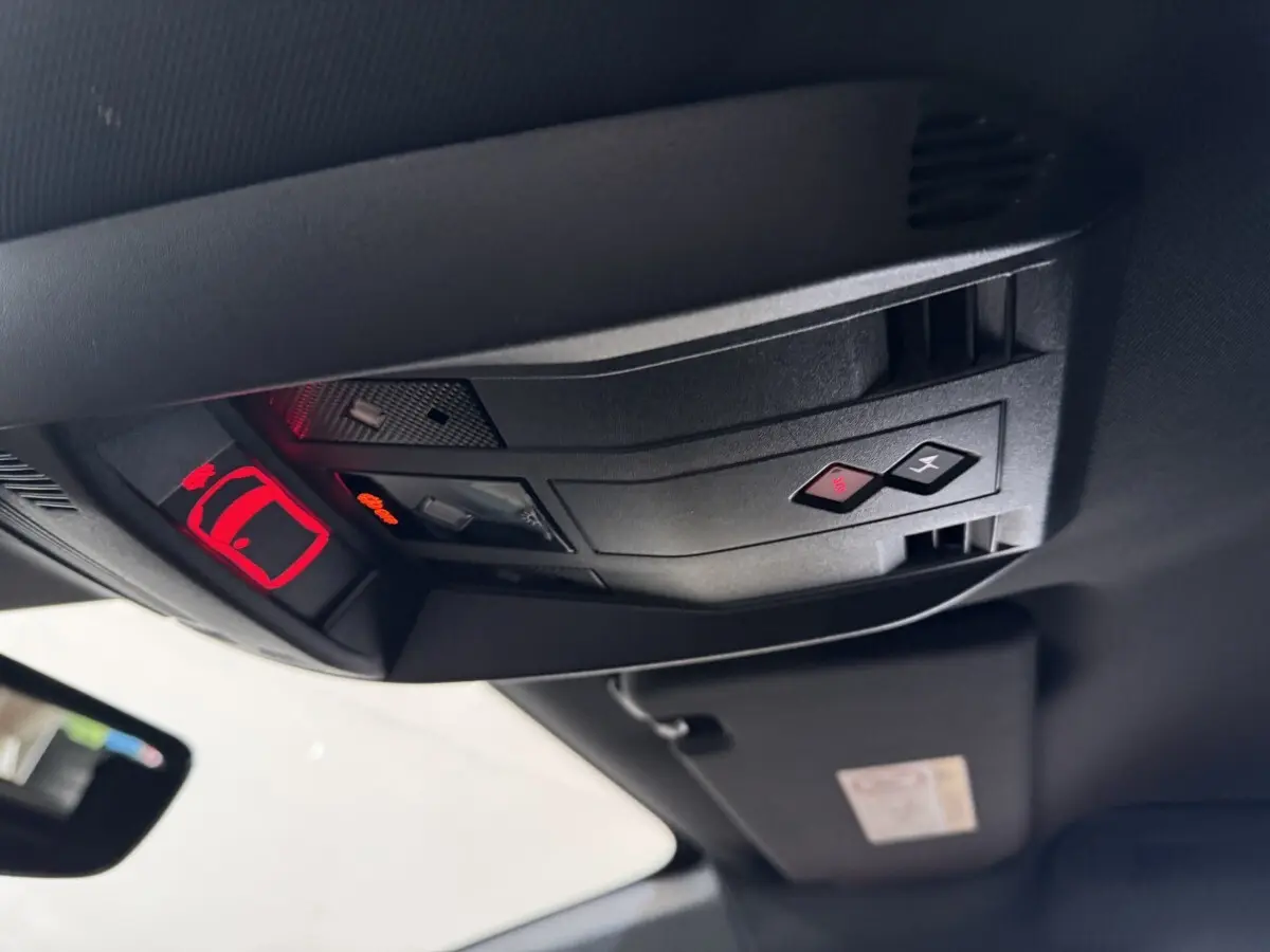 Vue intérieure du plafonnier noir avec commandes et voyants rouges du DS7 Crossback PureTech 130 gris foncé 2020.