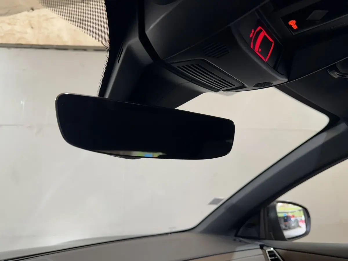 Vue intérieure du rétroviseur central et du pare-brise côté droit d’un DS7 Crossback gris foncé de 2020.