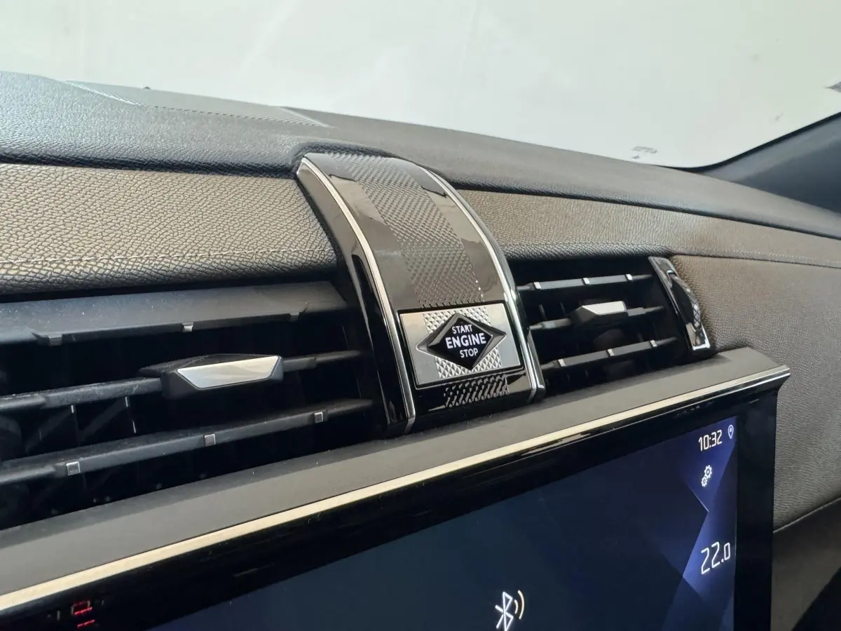 Détail du tableau de bord gris foncé du DS7 Crossback 2020 avec bouton Start Engine Stop et écran tactile.