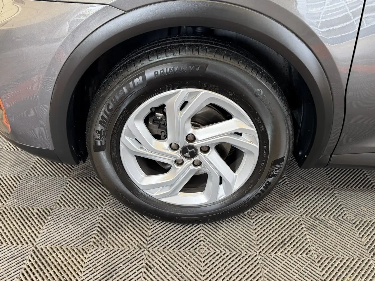 Gros plan sur la roue avant droite gris foncé du DS7 Crossback avec jante alliage et pneu Michelin Primacy 4.