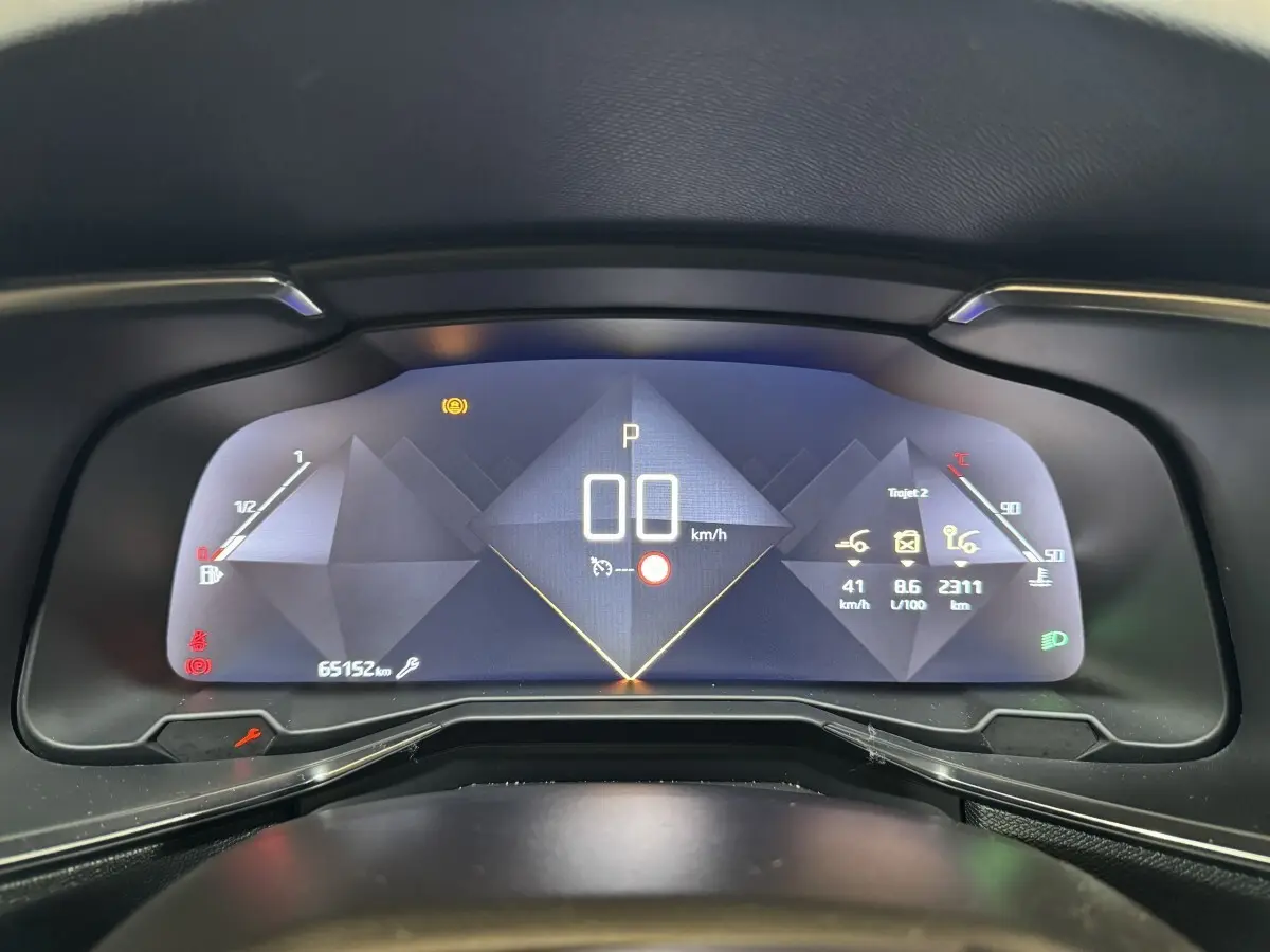 Tableau de bord numérique du DS7 Crossback 2020 affichant la vitesse et les indicateurs, vue frontale rapprochée.