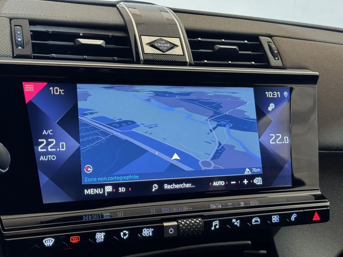 Écran tactile 12 pouces du système de navigation 3D dans l'habitacle du DS7 Crossback gris foncé.
