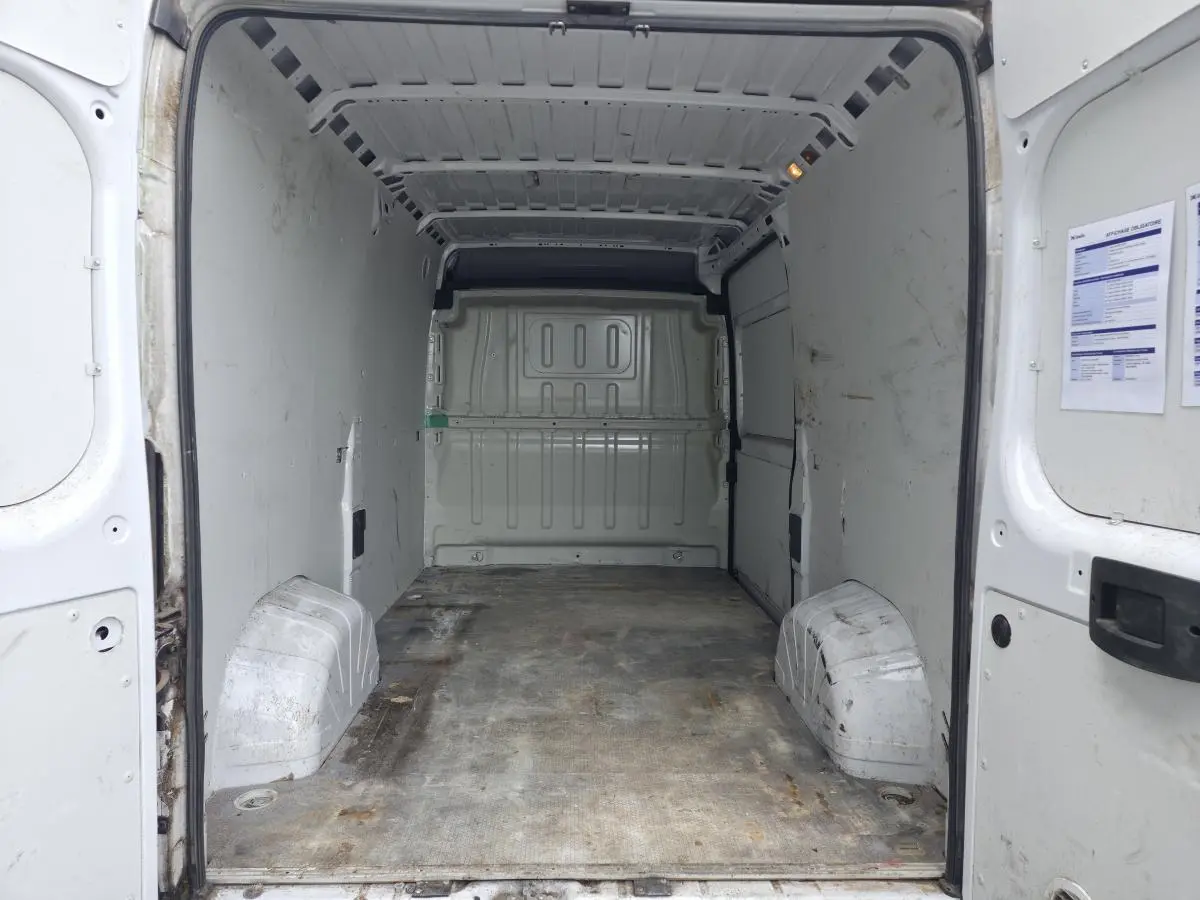 Vue intérieure arrière du Peugeot Boxer Fourgon blanc 2022 montrant la cellule de chargement vide avec 10 anneaux d'arrimage.