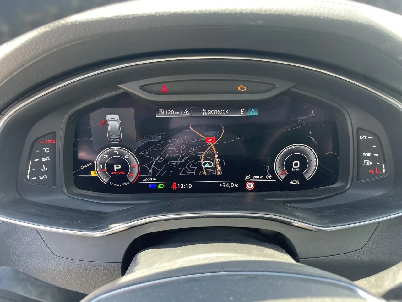 Tableau de bord numérique de l'Audi A6 2019, affichage navigation et compte-tours en vue frontale.