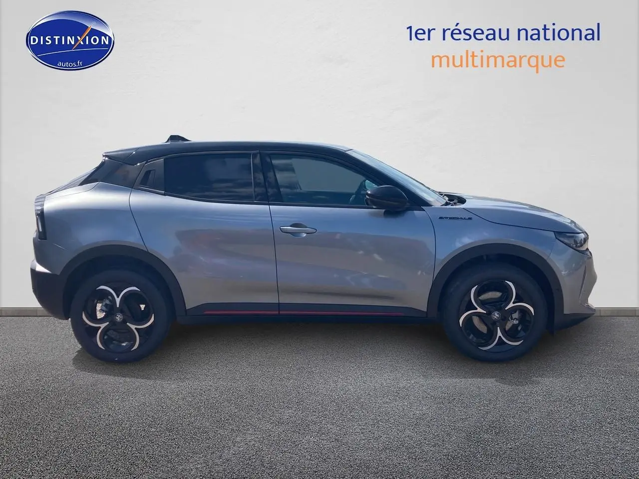 Vue latérale droite d'une Alfa Romeo Junior 1.2 hybride gris t/noir avec jantes alliage et vitres teintées.