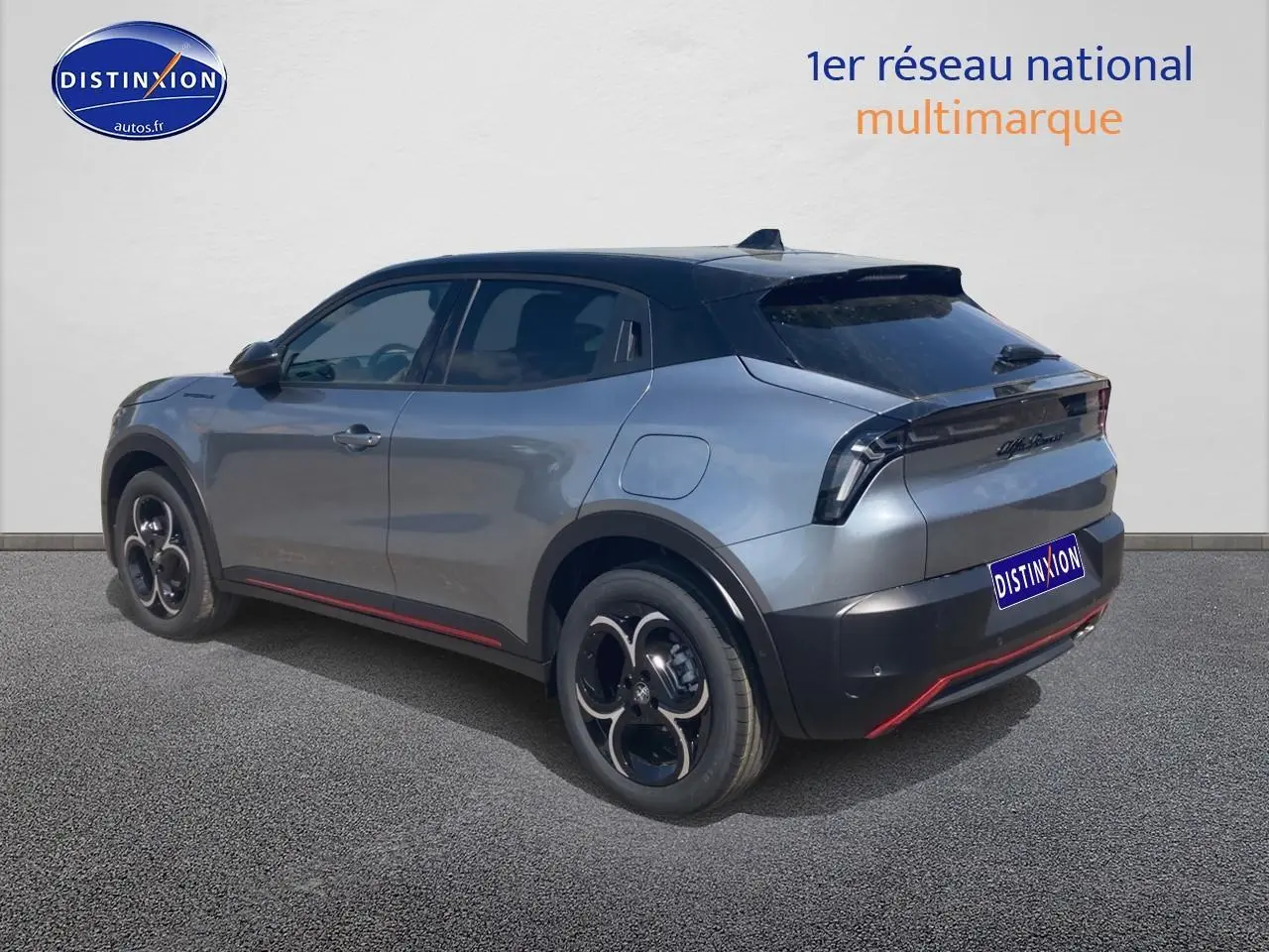 Vue 3/4 arrière droite d'une Alfa Romeo Junior 1.2 hybride gris et noir avec jantes alliage et feux arrière LED.