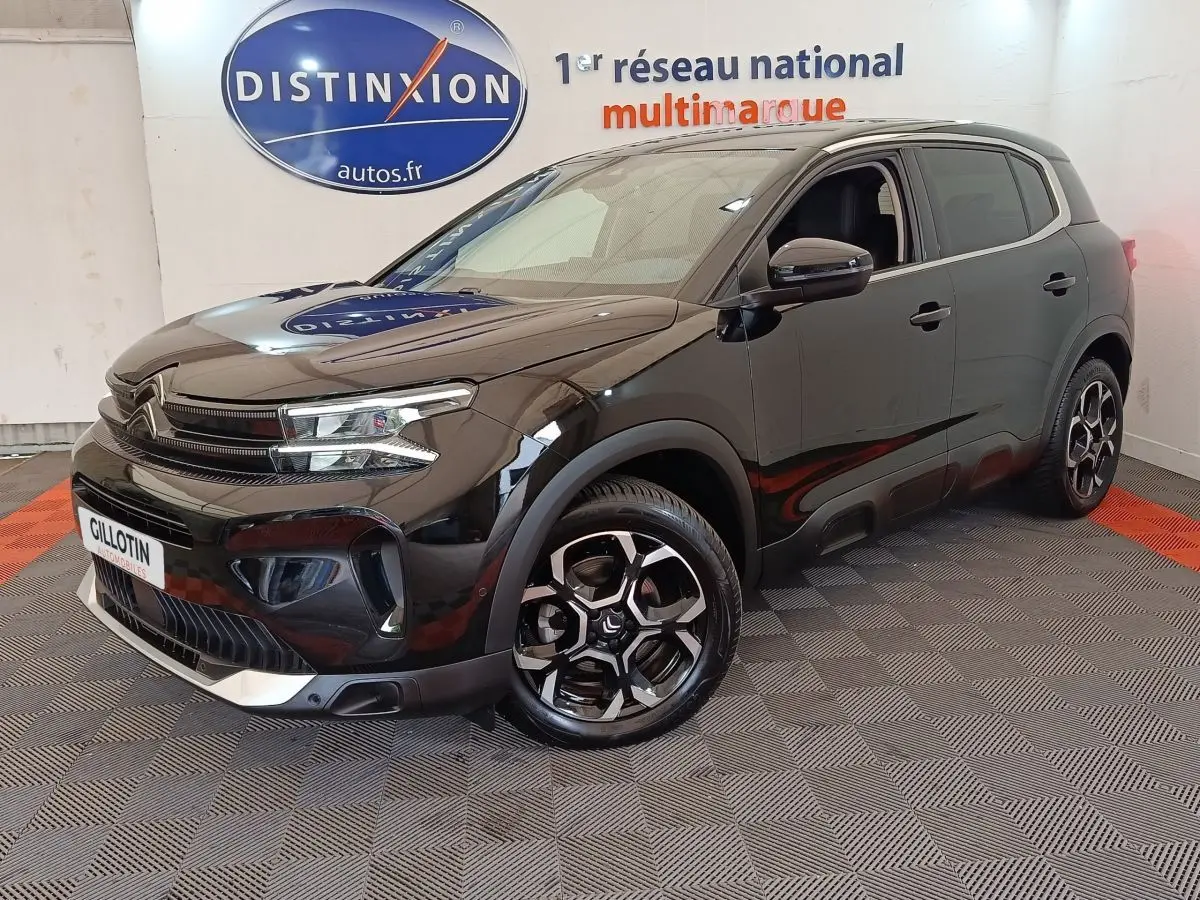 Citroën C5 Aircross noir vue 3/4 avant droit en intérieur avec jantes distinctives et calandre moderne.