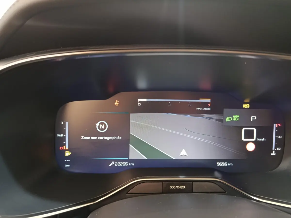 Vue rapprochée du combiné d'instruments numérique du Citroën C5 Aircross noir, affichant la navigation et les indicateurs.