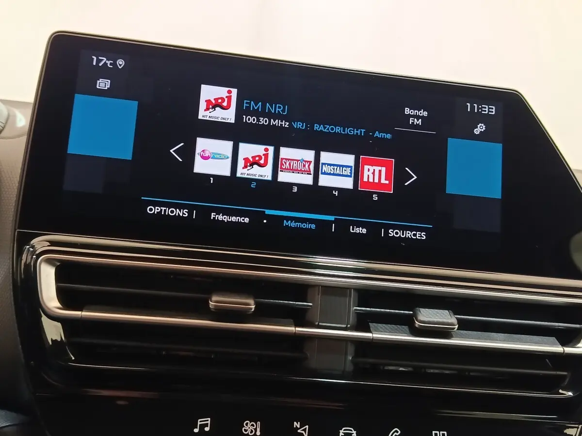 Écran tactile central affichant les radios FM dans l'habitacle du Citroën C5 Aircross noir, vue de face rapprochée.
