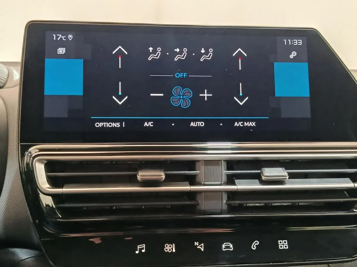 Écran tactile central noir affichant les commandes de climatisation du Citroën C5 Aircross 2024.
