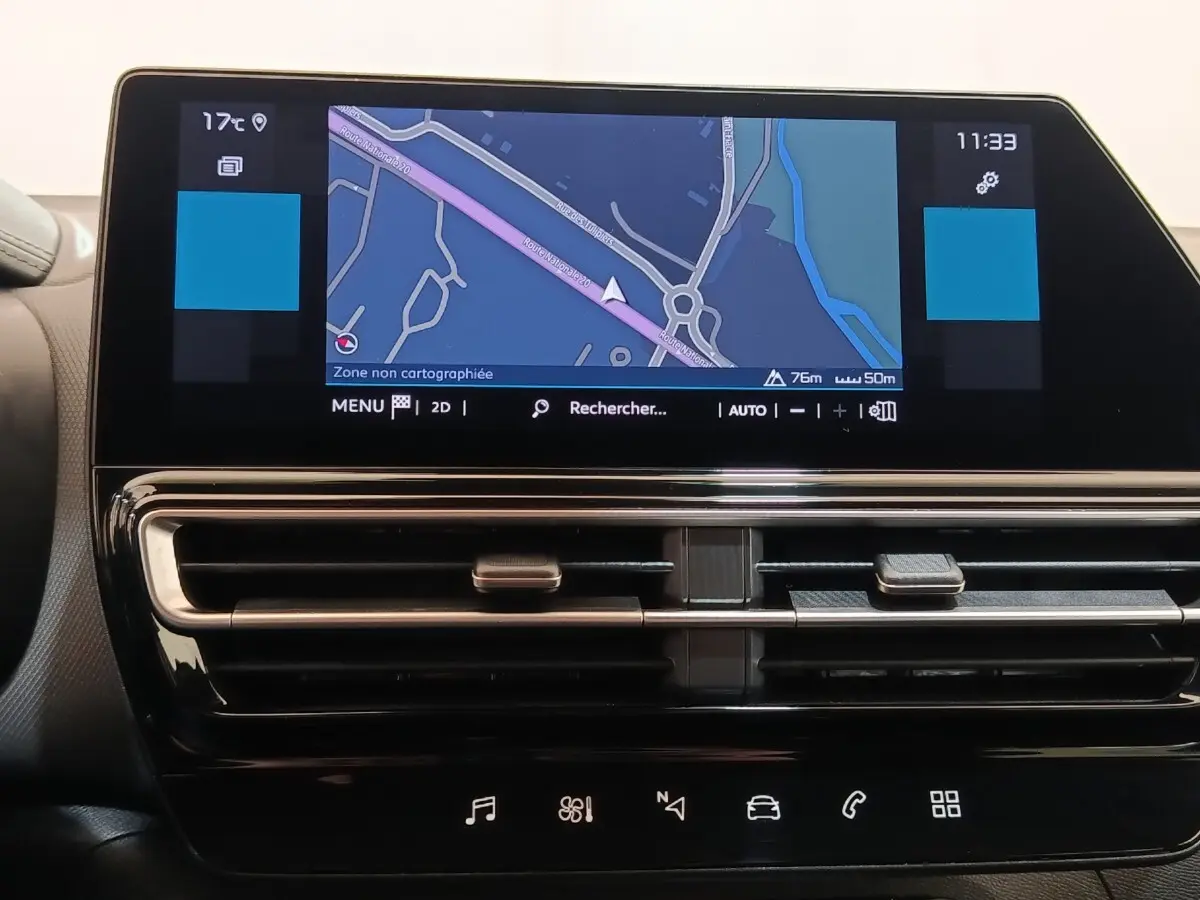 Écran tactile central affichant la navigation 3D du Citroën C5 Aircross 2024, intérieur noir moderne.