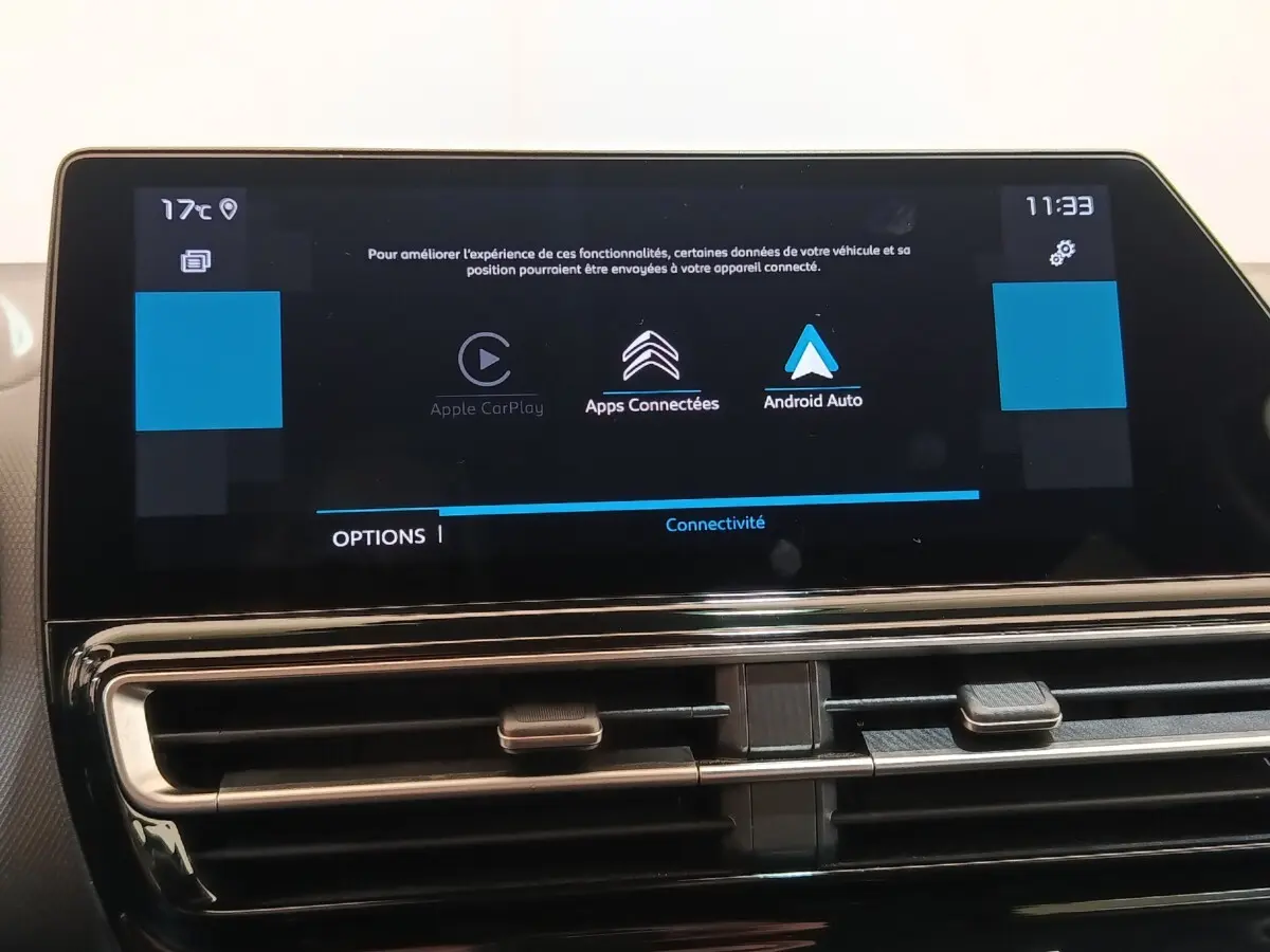Écran tactile central affichant les options Apple CarPlay et Android Auto dans le tableau de bord d'une Citroën C5 Aircross noir.