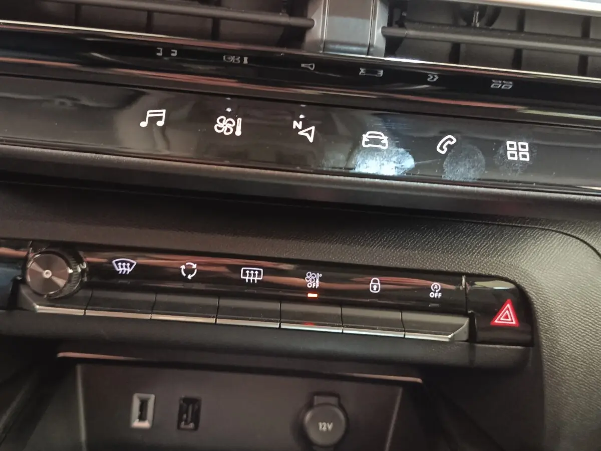Détail du tableau de bord noir du Citroën C5 Aircross 2024 montrant les commandes tactiles et prises USB 12V.