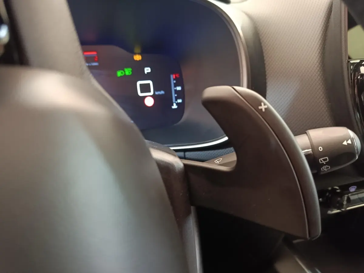 Gros plan sur la palette de changement de vitesse droite du volant dans l’habitacle noir du Citroën C5 Aircross 2024.