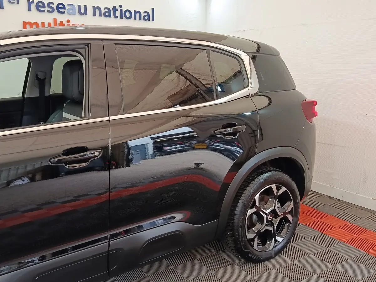 Vue latérale droite du Citroën C5 Aircross noir 2024, mettant en valeur les jantes noires et les vitres teintées.