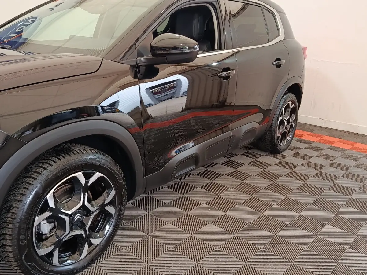 Vue de côté droit du Citroën C5 Aircross noir 2024, mettant en valeur les jantes et les protections latérales.