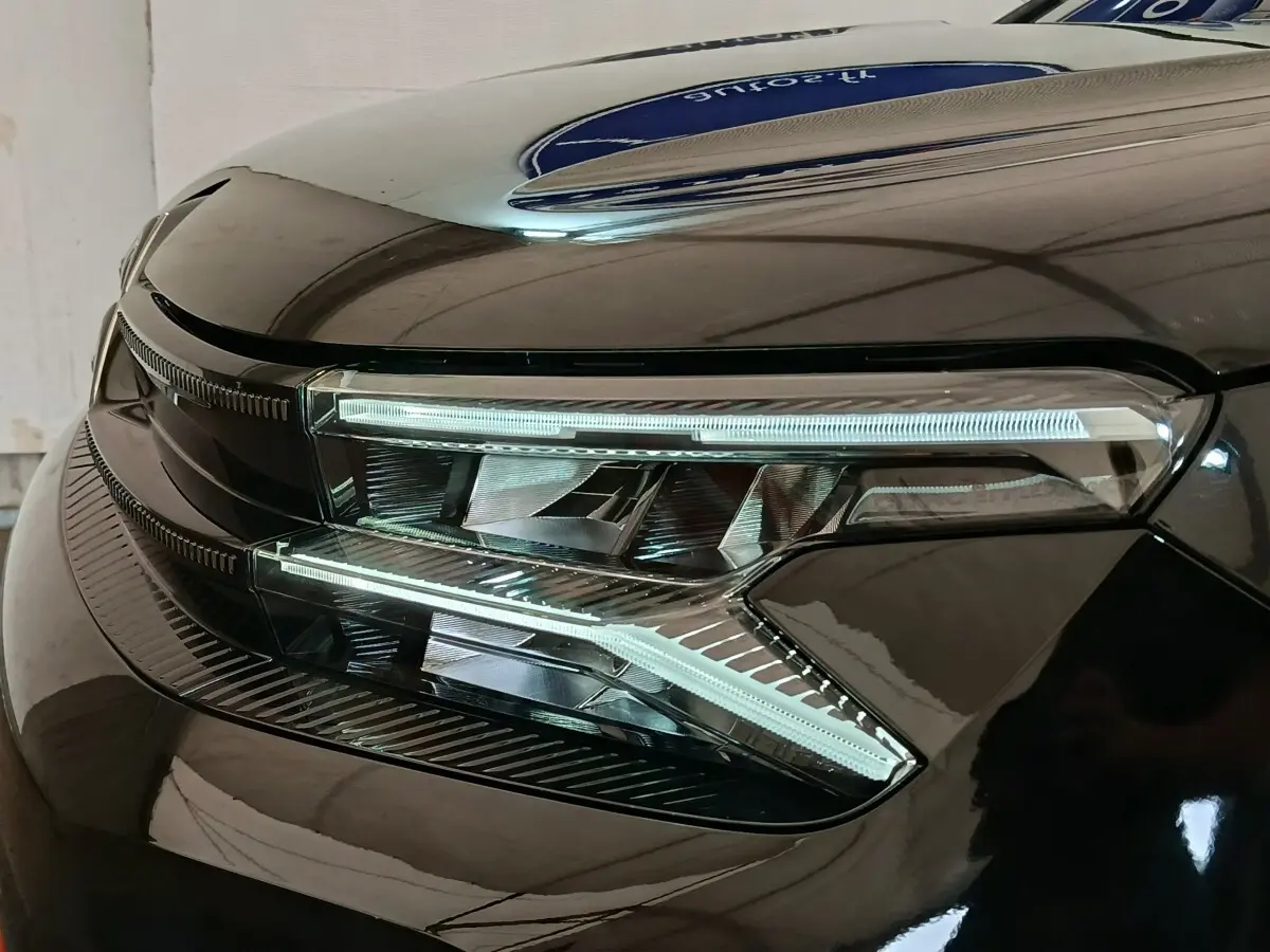 Gros plan sur le phare avant gauche du Citroën C5 Aircross noir 2024, mettant en valeur ses LED distinctives.