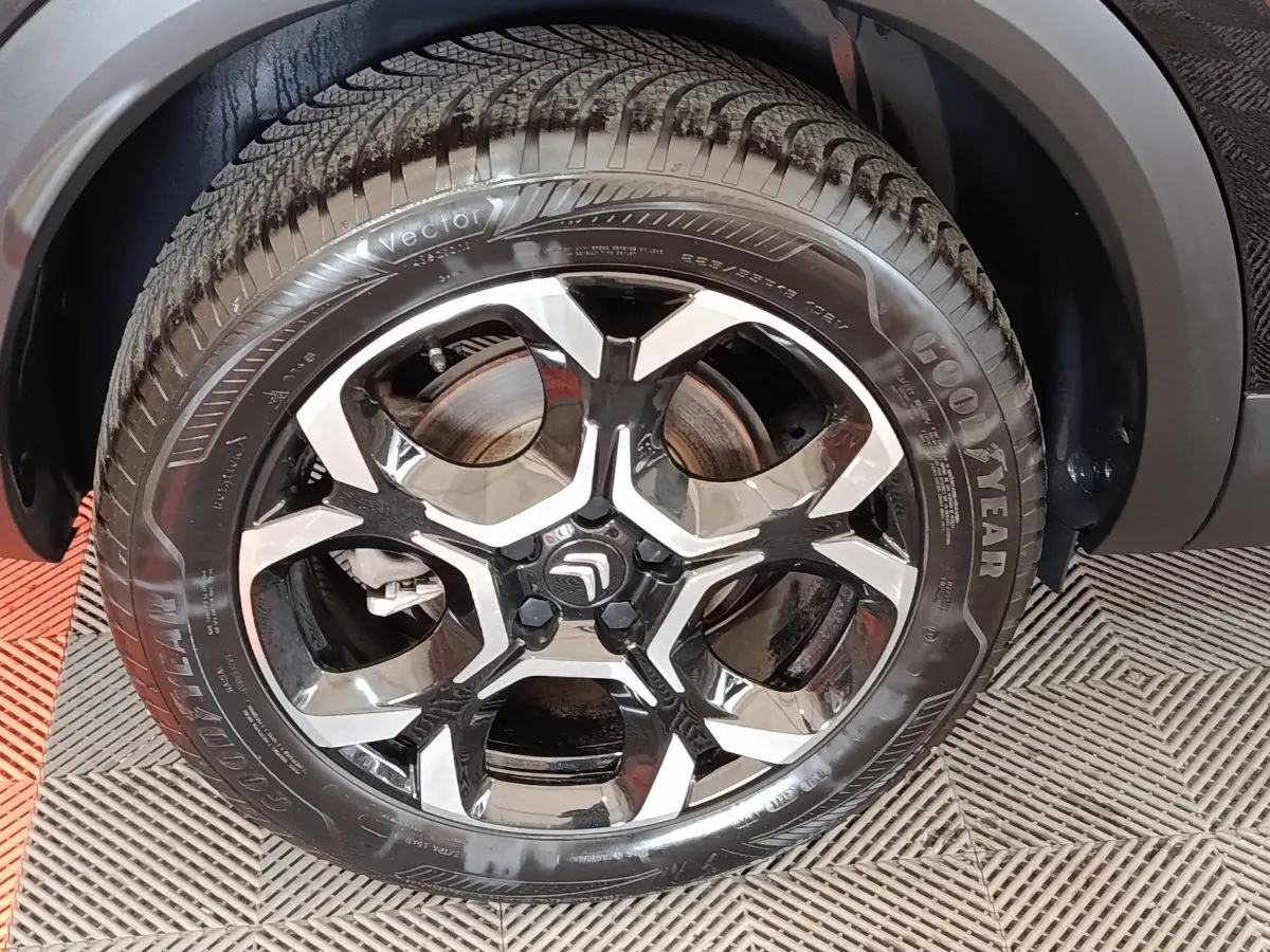 Gros plan sur la roue arrière droite noire d'un Citroën C5 Aircross 2024, avec pneu Goodyear visible.