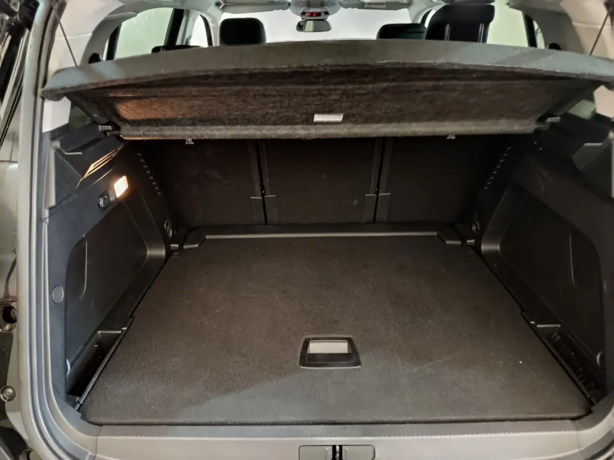 Coffre ouvert noir du Citroën C5 Aircross 2024, vue arrière montrant l'espace de chargement et la tablette cache-bagages.