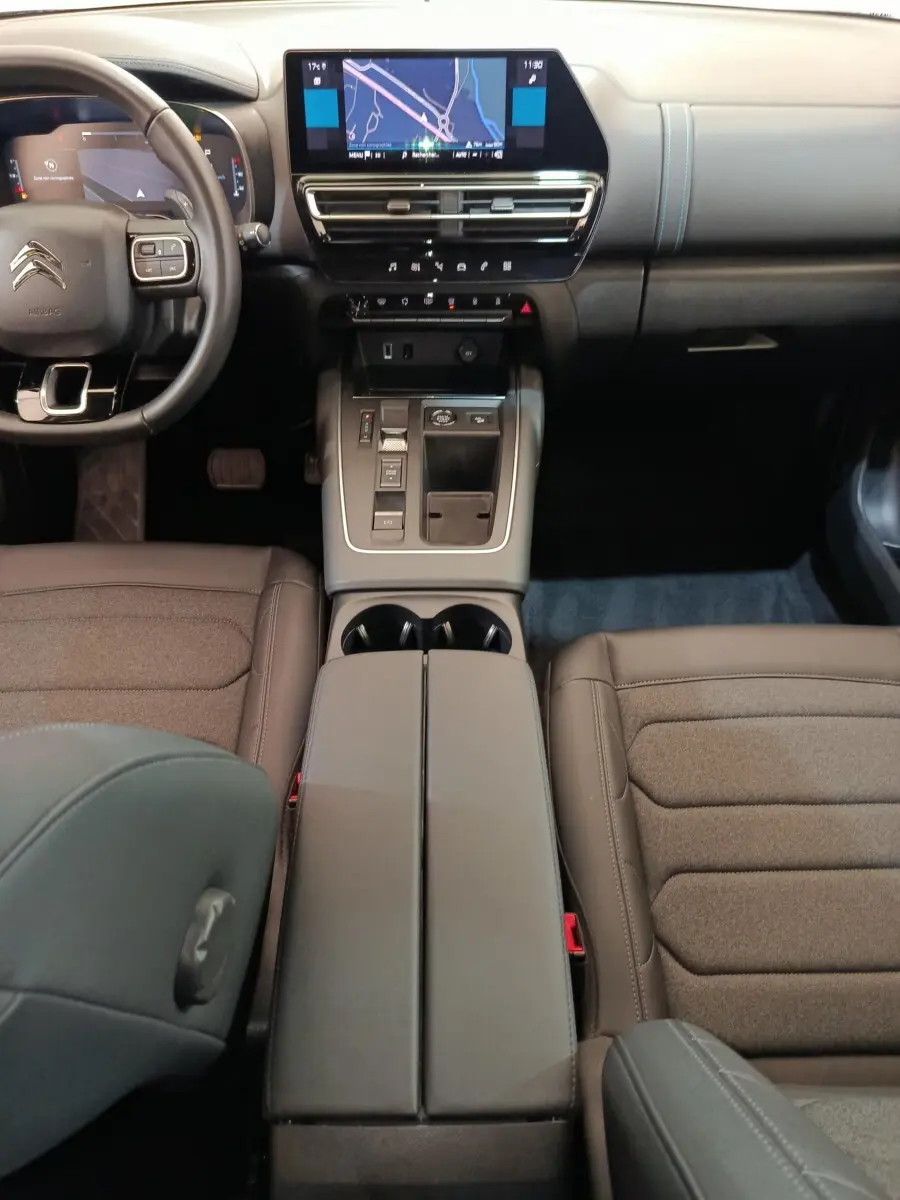 Vue intérieure centrée sur la console et le tableau de bord du Citroën C5 Aircross noir avec écran tactile et volant cuir.