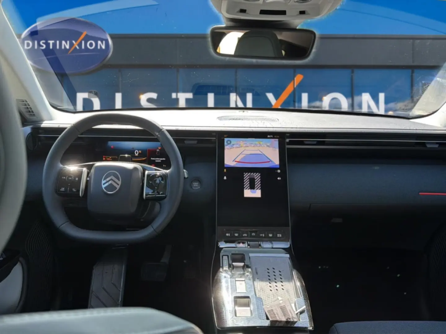 Vue intérieure frontale du Citroën C5 Aircross hybride 2026, tableau de bord noir avec écran tactile central vertical.