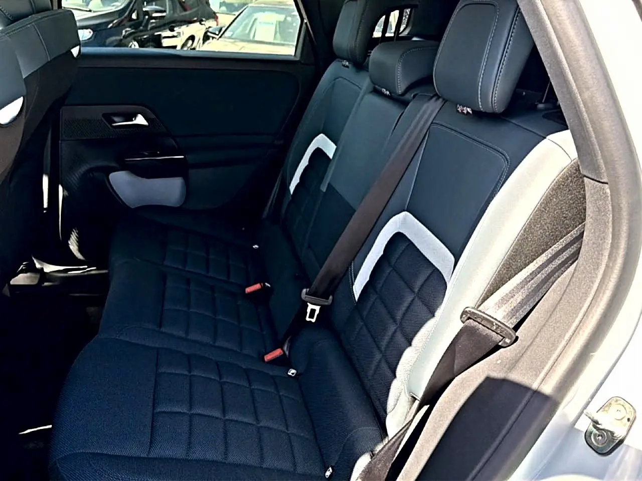 Vue intérieure arrière droite montrant la banquette noire et grise du Citroën C5 Aircross 2026 avec ceinture de sécurité.