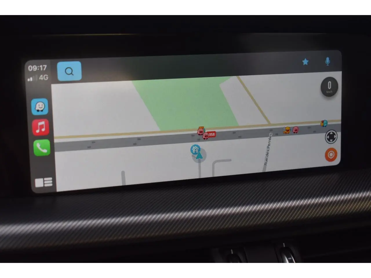 Écran tactile 8,8'' du système Alfa Connect affichant une navigation 3D dans l'habitacle du Stelvio Gris Vesuvio.