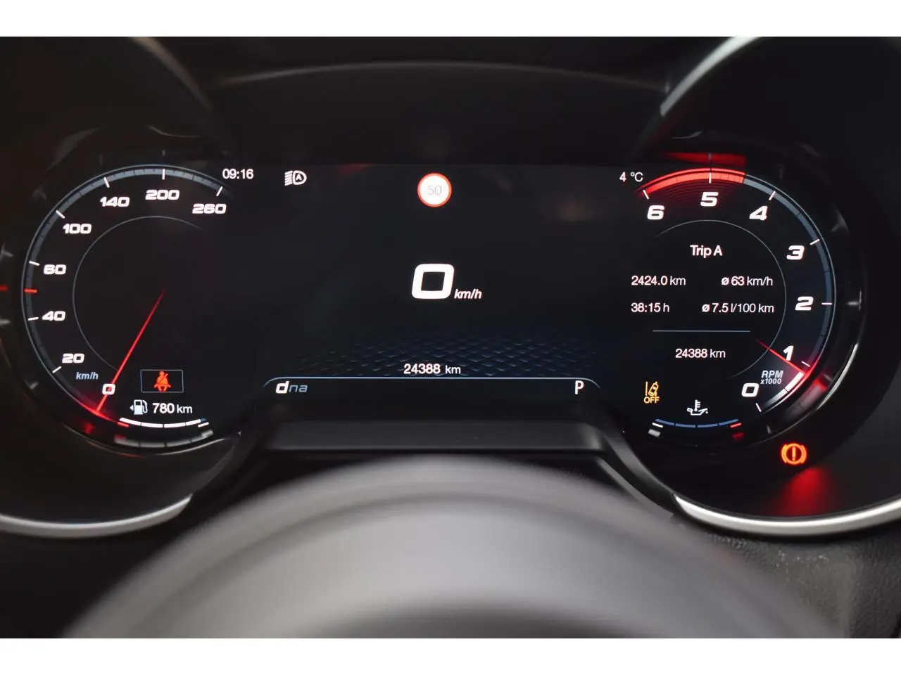 Tableau de bord numérique de l'Alfa Romeo Stelvio 2024 affichant vitesse, compte-tours et informations de conduite.
