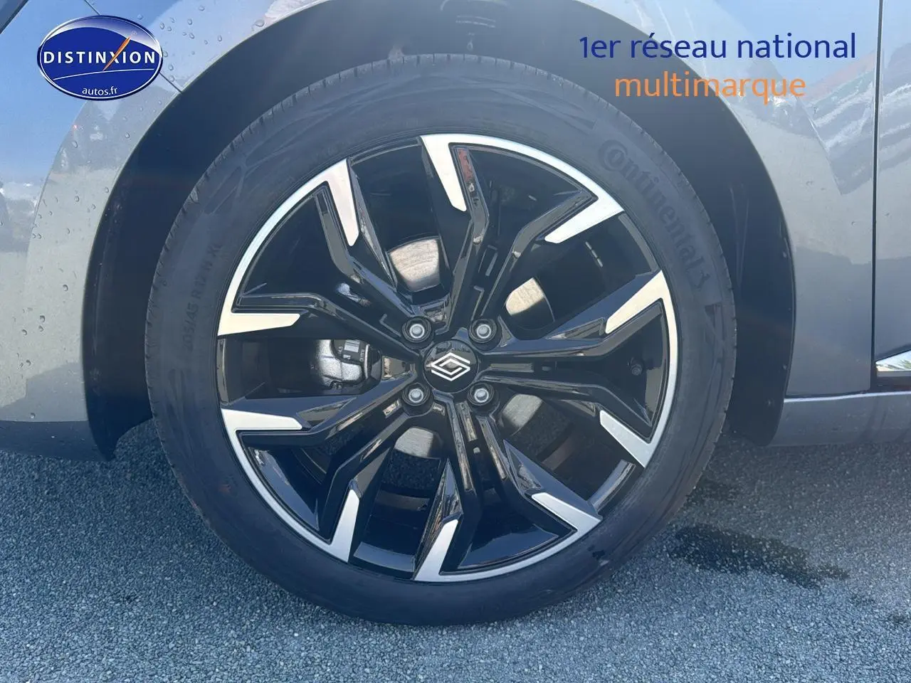 Gros plan sur la jante alu noire et argentée du côté avant droit de la Renault Clio V gris schiste.