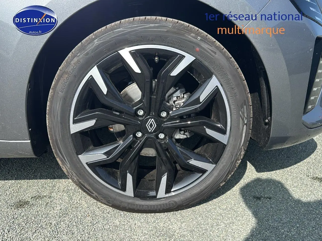 Gros plan sur la roue avant droite de la Renault Clio V gris schiste avec jante alu noire et argentée.