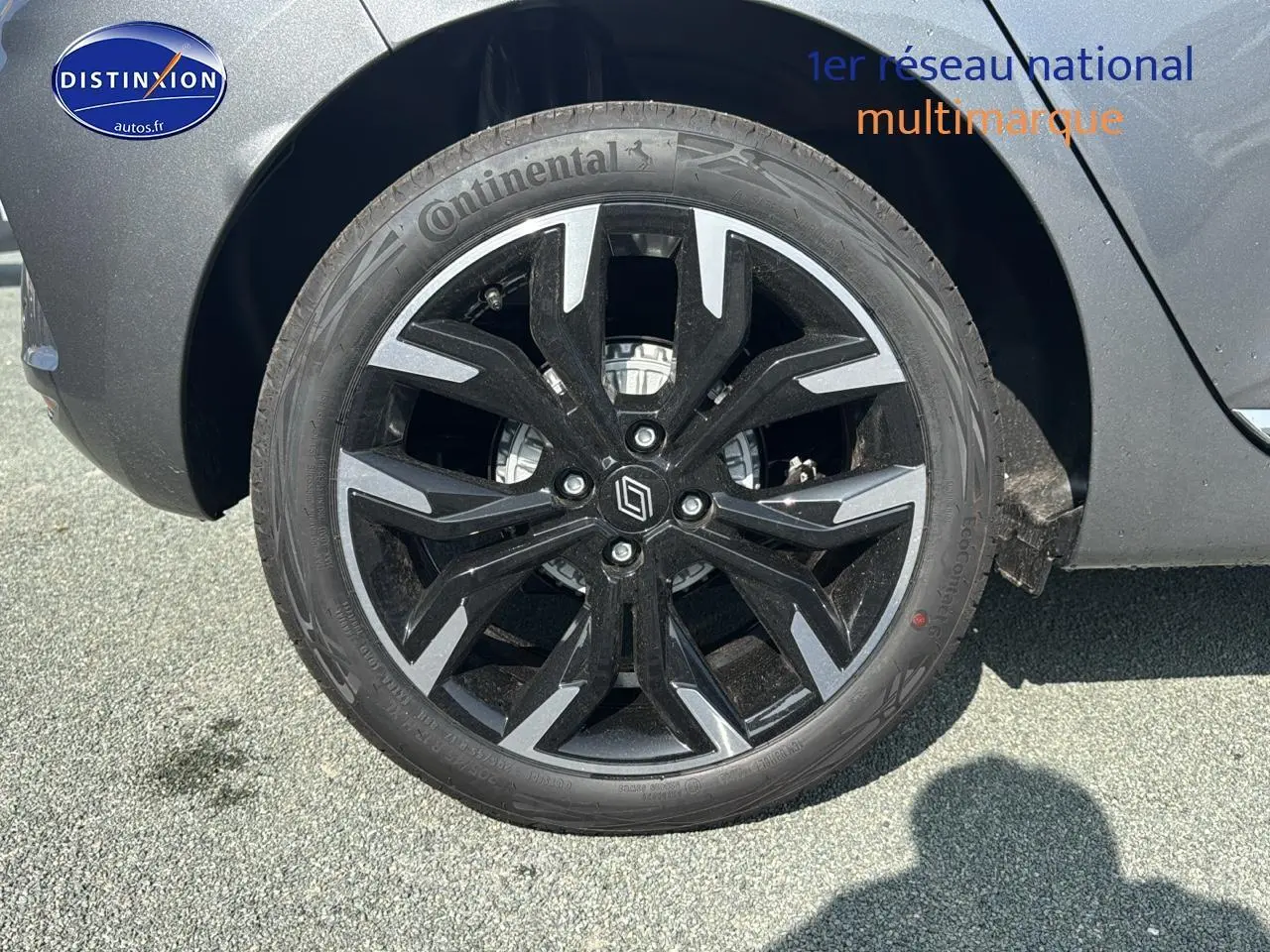 Gros plan sur la roue arrière droite de la Renault Clio V gris schiste avec jante alu noire et grise.