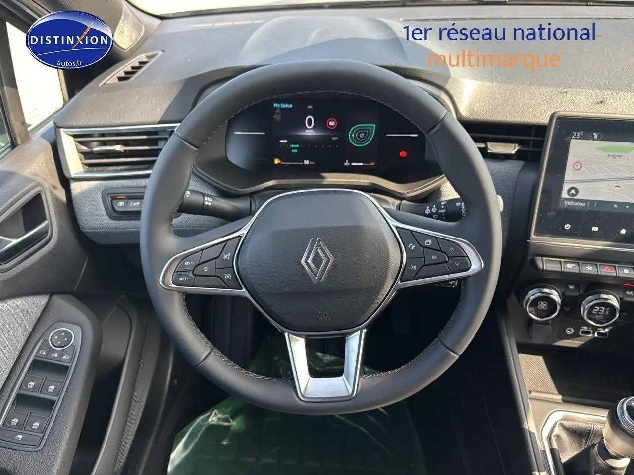 Vue centrée sur le volant multifonction noir de la Renault Clio V 1.0 TCe 90 Techno avec tableau de bord numérique et écran tactile.