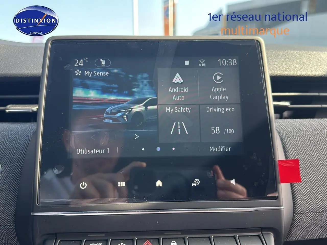 Écran tactile central de la Renault Clio V gris schiste, vue frontale du tableau de bord avec interface connectée.