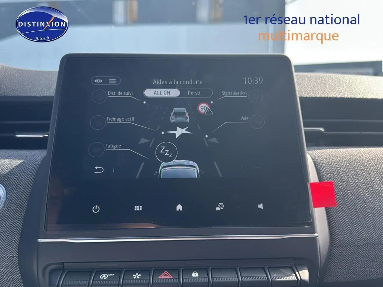 Écran tactile central de la Renault Clio V gris schiste affichant les aides à la conduite dans l'habitacle.