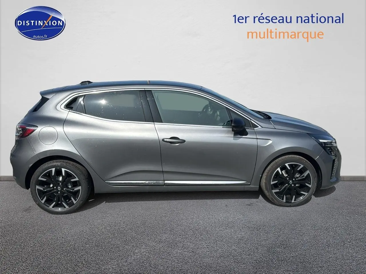 Profil droit de la Renault Clio V gris schiste 2025 avec jantes alu noires et vitres surteintées.