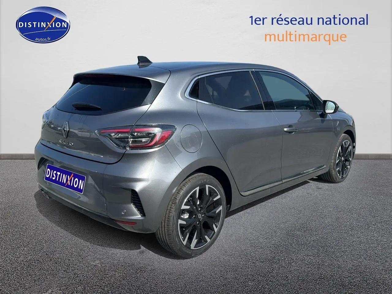 Renault Clio V gris schiste vue 3/4 arrière droit, jantes alliage noires et vitres surteintées.